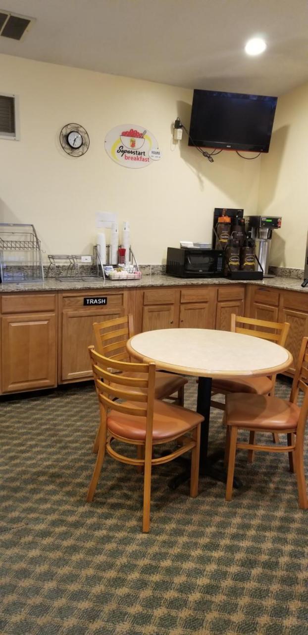 Super 8 By Wyndham East Stroudsburg - Poconos Hotell Eksteriør bilde